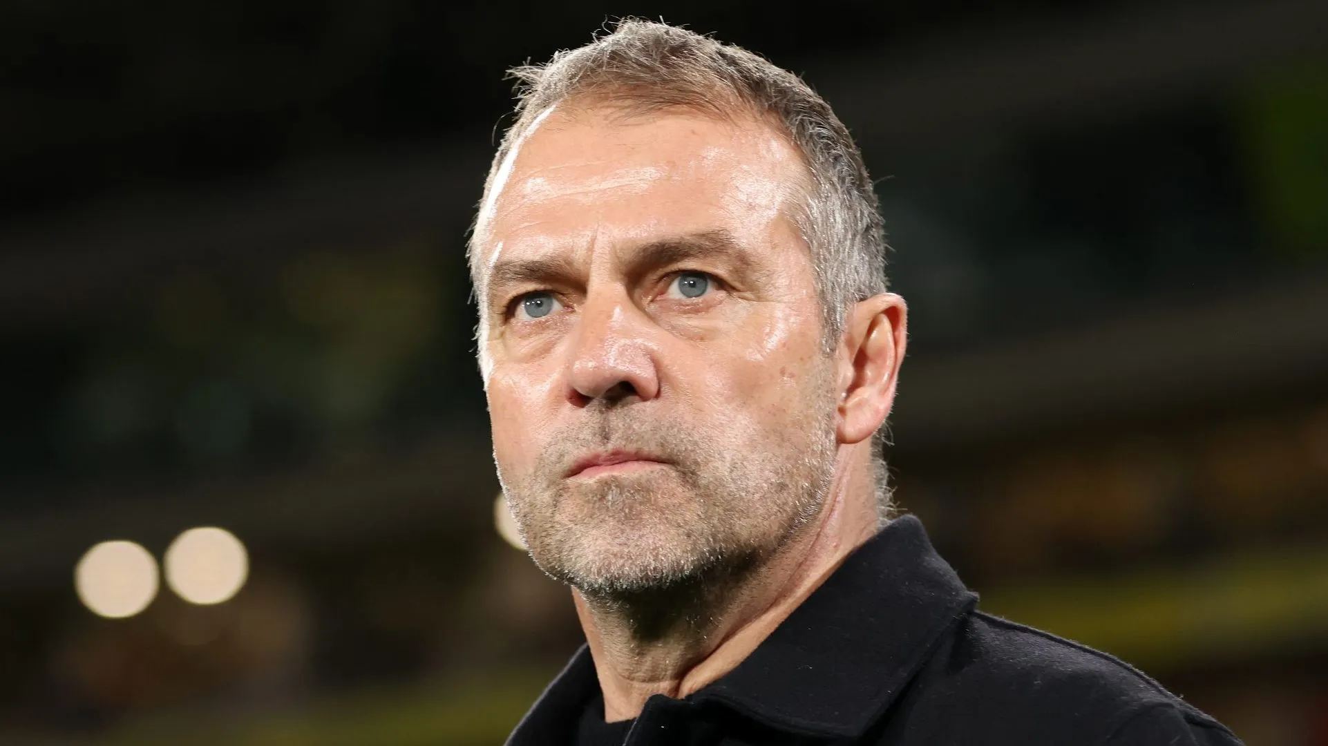 Hansi Flick, em campo, de jaqueta preta, pelo Barcelona. (Photo by Florencia Tan Jun/Getty Images)