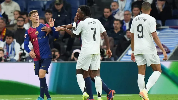 Vini Jr. e Gavi discutindo em jogo de Real Madrid x Barcelona. Foto: Martinez