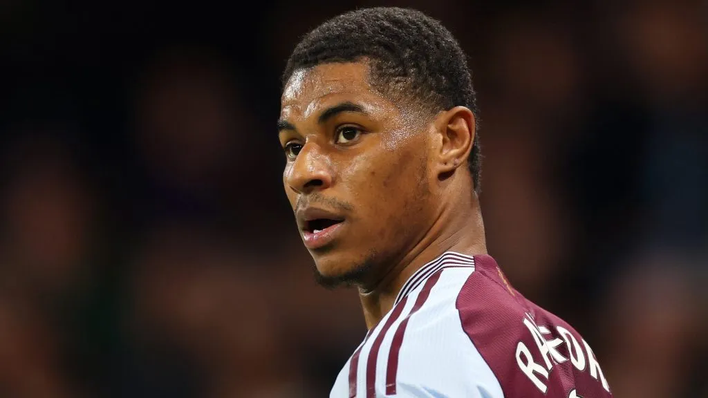 Rashford, em campo, com a camisa vinho do Aston Villa (Photo by Carl Recine/Getty Images)