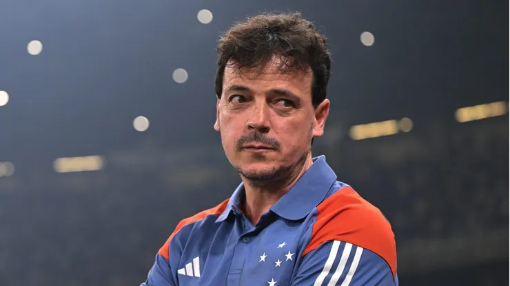 Fernando Diniz deixa o Santos 'de lado' e aceita assumir o comando de outro gigante brasileiro. (Photo by Pedro Vilela/Getty Images)