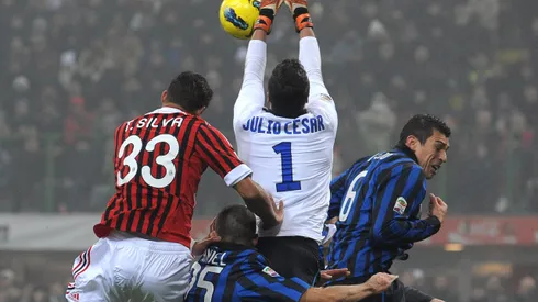 Com a final da Coppa Italia em jogo, o clássico no San Siro promete tensão, emoção e um espetáculo inesquecível para os amantes do futebol italiano. (Foto de Valerio Pennicino/Getty Images)