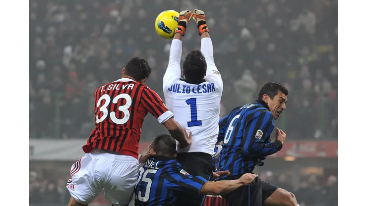 Com a final da Coppa Italia em jogo, o clássico no San Siro promete tensão, emoção e um espetáculo inesquecível para os amantes do futebol italiano. (Foto de Valerio Pennicino/Getty Images)