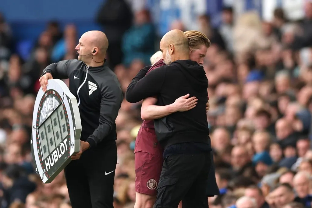 Kevin De Bruyne, com a camisa vinho, e Guardiola, do Manchester City