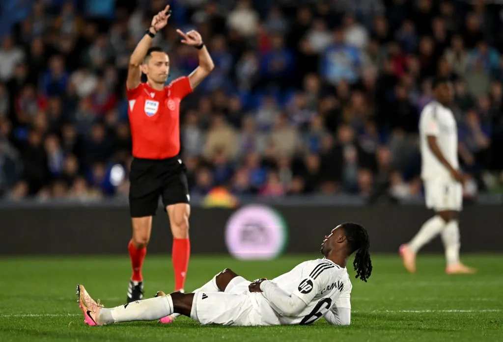 Camavinga, no gramado, de camisa branca do Real Madrid