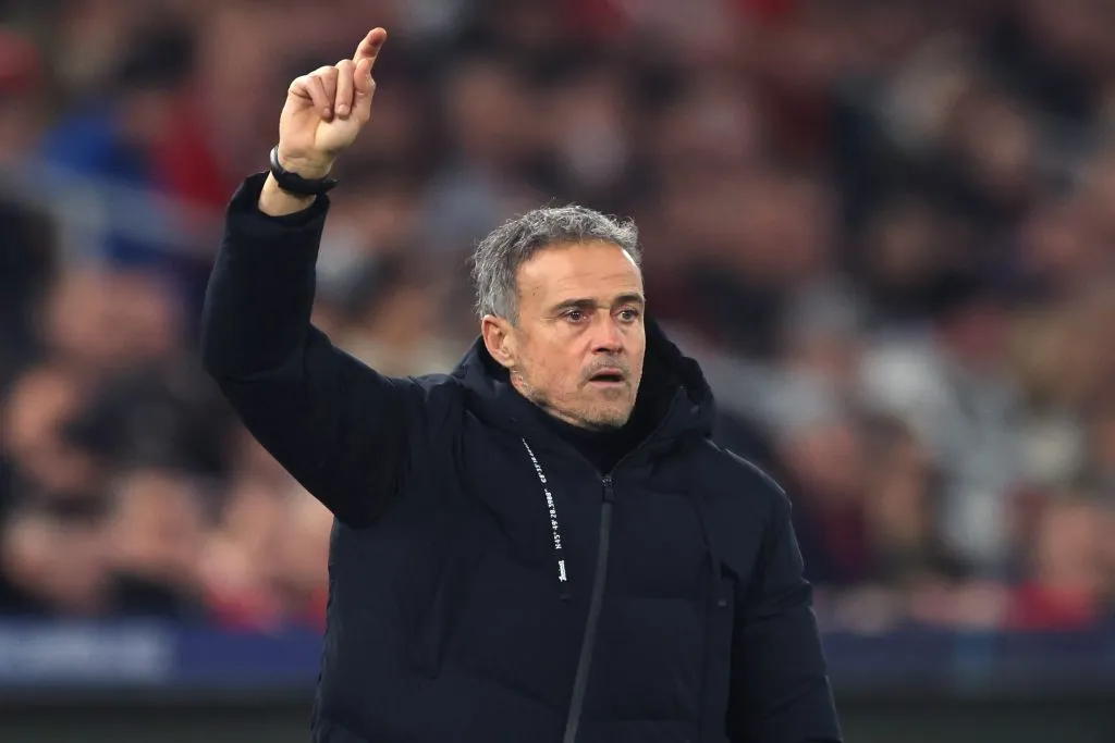 Luis Enrique faz gesto com a mão