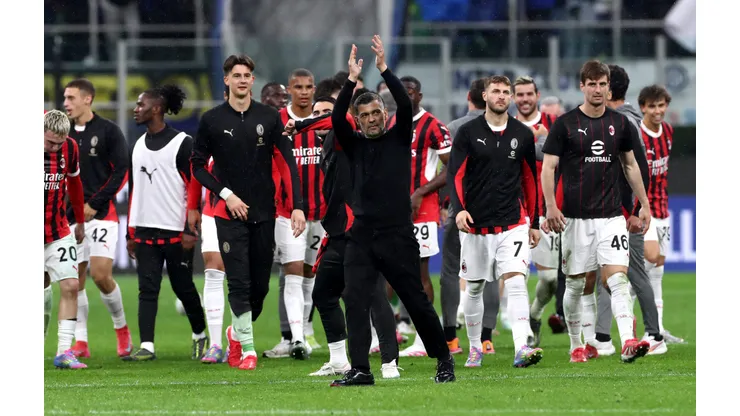 Sergio Conceição, técnico do Milan, agradece aos torcedores após a semifinal da Coppa Italia entre Inter de Milão e Milan, no Estádio Giuseppe Meazza, em 23 de abril de 2025, em Milão, Itália. (Foto de Marco Luzzani/Getty Images)