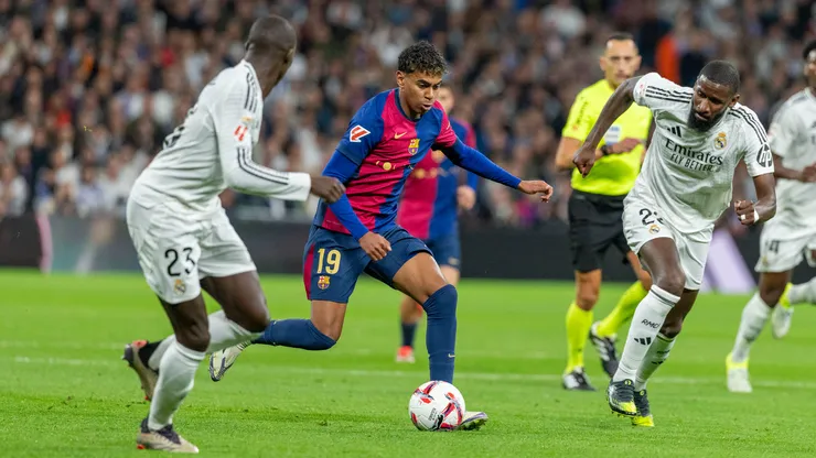 Lamine Yamal tenta escapar da marcação de Rudiger e Mendy