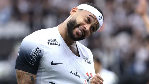 Memphis Depay em partida pelo Corinthians. Atacante pode deixar o clube. Foto: Marcello Zambrana/AGIF