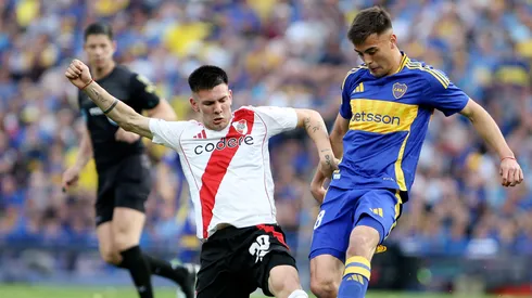Franco Mastantuono, do River Plate e Aaron Anselmino, do Boca Juniors durante clássico