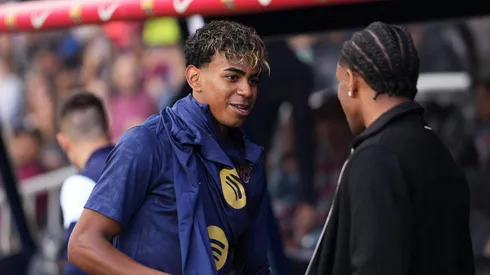 Lamine Yamal conversa com jogador do Barcelona. Foto: Alex Caparros/Getty Images
