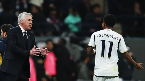 Rodrygo gesticula com Ancelotti no Real Madrid. Foto: Yasser Bakhsh/Getty Images)