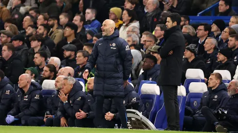 Enzo Maresca e Mikel Arteta em jogo de Chelsea x Arsenal. Foto: Ryan Pierse/Getty Images