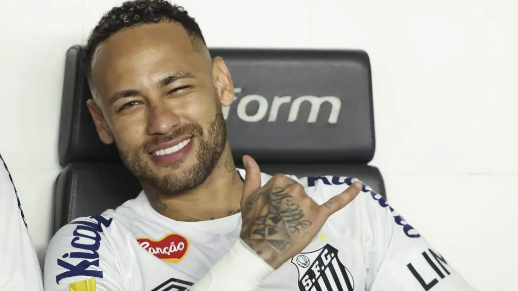 Neymar, atacante do Santos, no banco, com a camisa branca e escudo do clube (Photo by Alexandre Schneider/Getty Images)