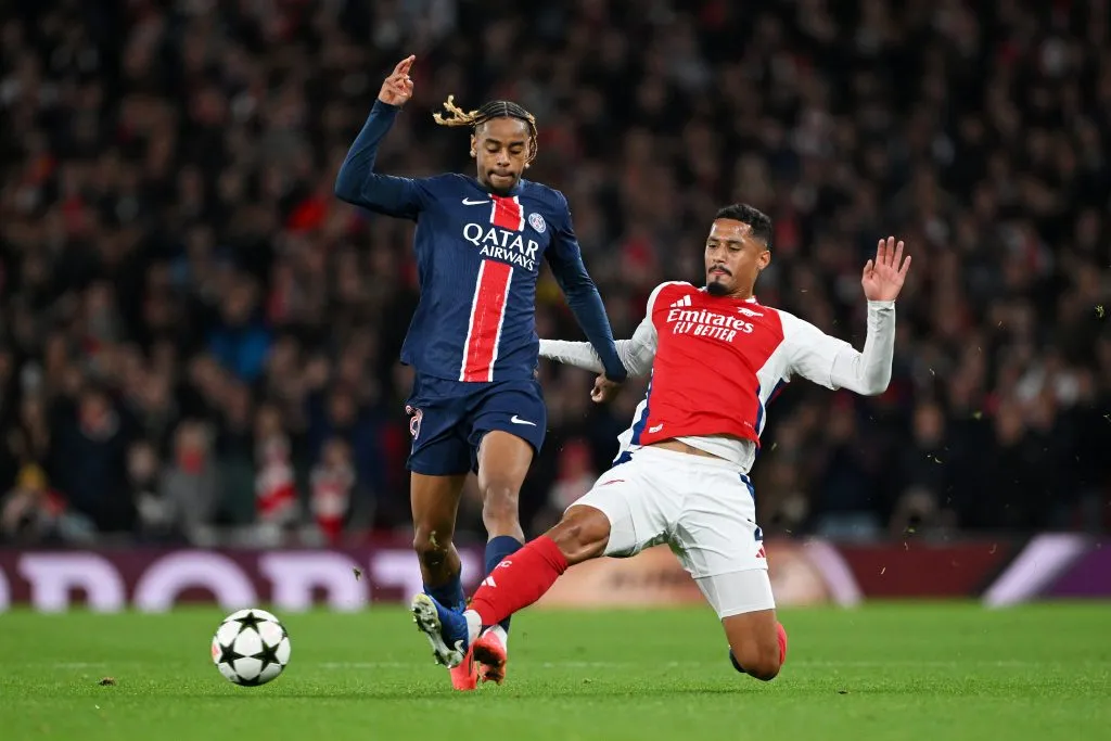 Bradley Barcola, do Paris Saint-Germain, é desafiado por William Saliba, do Arsenal, durante a partida da Fase de Liga da UEFA Champions League 2024/25 (Rodada 2) entre Arsenal FC e Paris Saint-Germain no Emirates Stadium, em 1º de outubro de 2024, em Londres, Inglaterra. (Foto de Shaun Botterill/Getty Images)