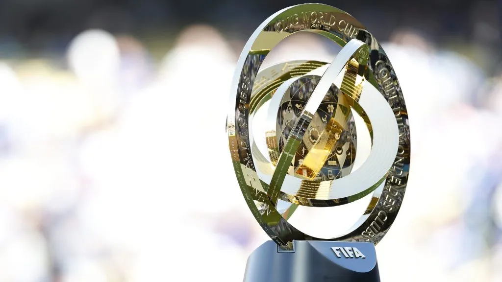 Troféu do Mundial de Clubes 2025 de cor dourada, em formato circular. (Photo by Ronald Martinez/Getty Images)