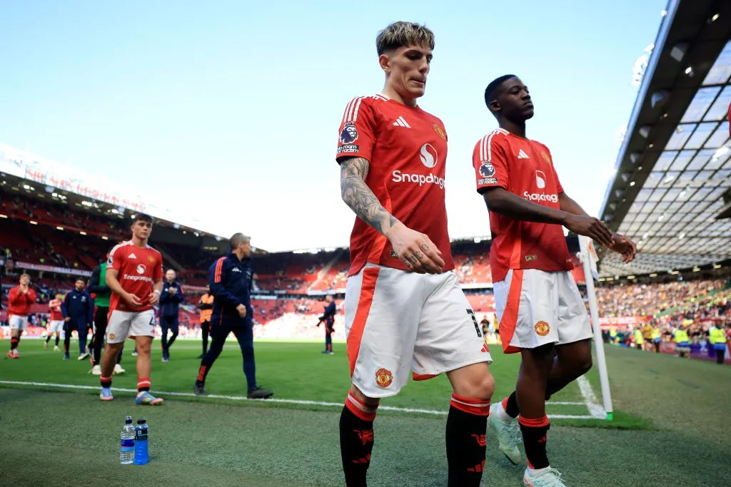 Garnacho, em campo, ao lado de Mainoo, com a camisa vermelha do Manchester United . Foto: Carl Recine/Getty Images