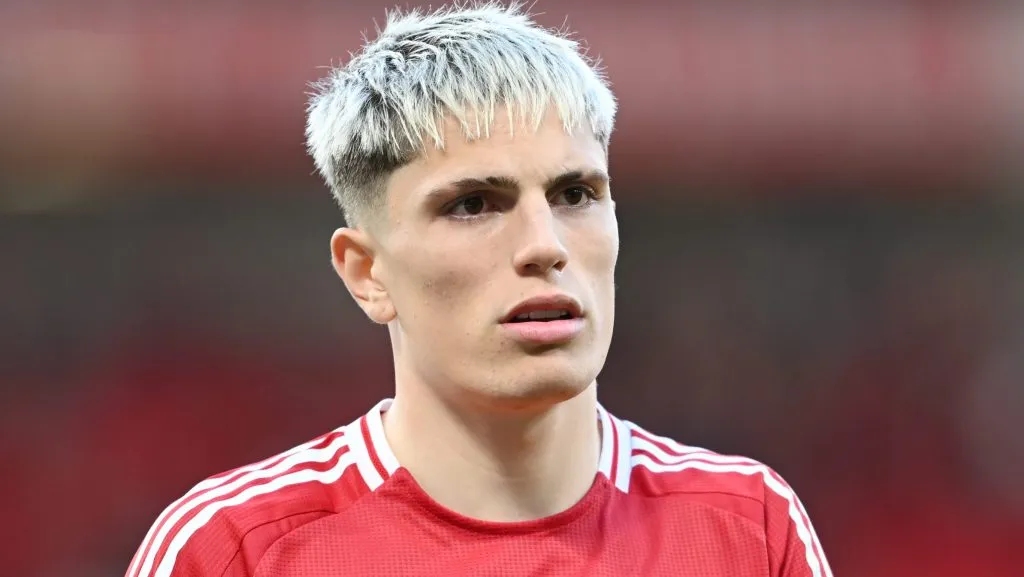 Garnacho, em campo, com a camisa vermelha do Manchester United. (Photo by Michael Regan/Getty Images)