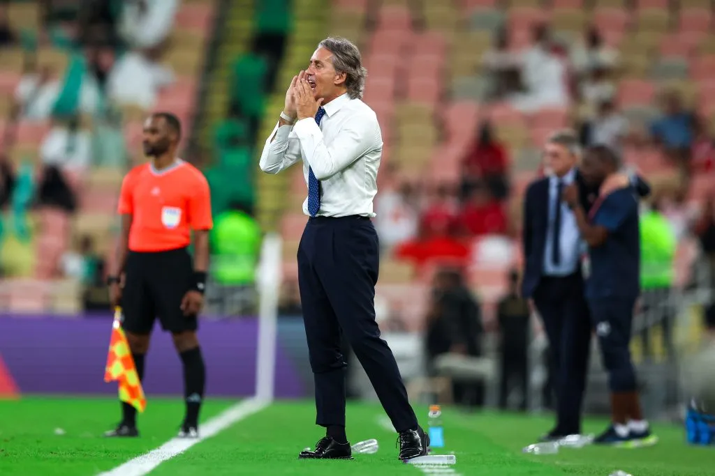 Roberto Mancini no comando da Arábia Saudita. (Photo by Yasser Bakhsh/Getty Images)