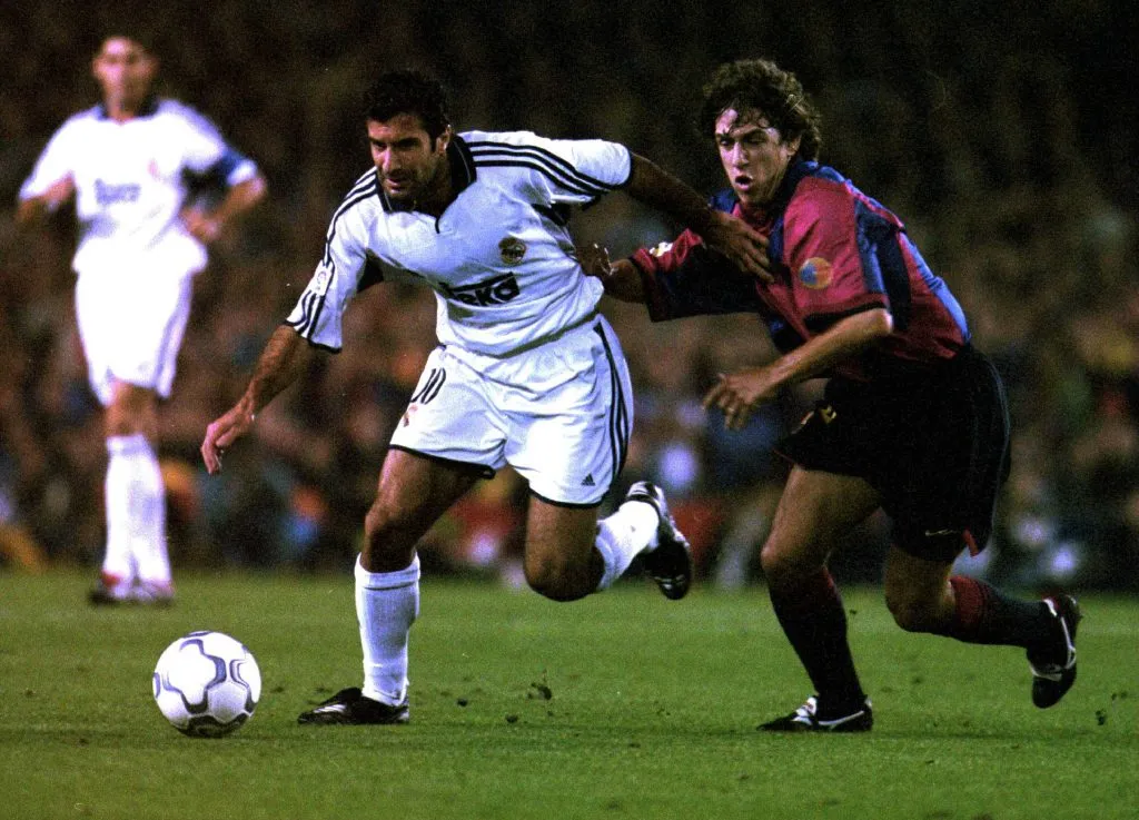 Luis Figo, do Real Madrid, se livra de Carles Puyol, do Barcelona, durante a partida da Primeira Divisão Espanhola entre Barcelona e Real Madrid no Camp Nou, em Barcelona, Espanha. Crédito obrigatório: Allsport/ALLSPORT.