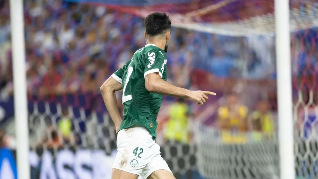 [Lopez] jogador do Palmeiras comemora seu gol durante partida contra o Fortaleza no estádio Arena Castelão pelo campeonato Brasileiro A 2025. Foto Baggio RodriguesAGIF