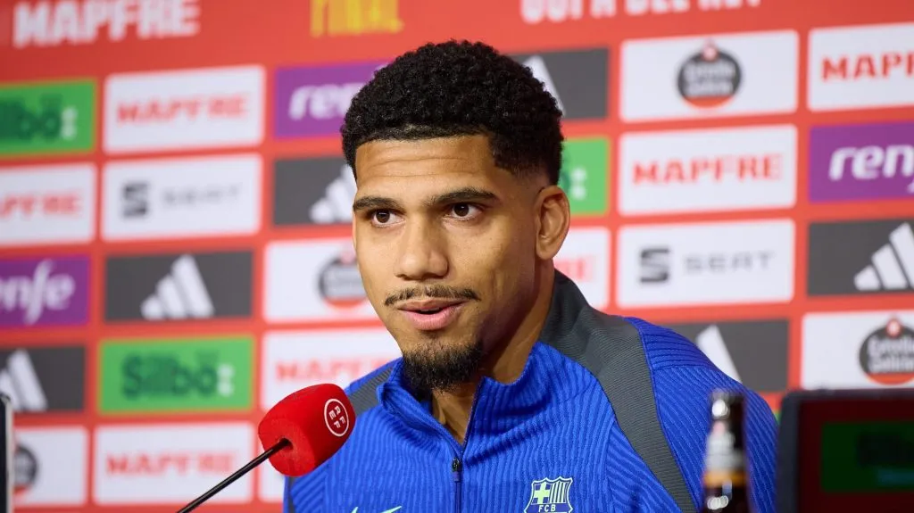SEVILHA, ESPANHA - 25 DE ABRIL: Ronald Araujo, do FC Barcelona, ​​fala durante coletiva de imprensa antes da final da Copa do Rei entre o FC Barcelona e o Real Madrid no Estádio de La Cartuja, em 25 de abril de 2025 em Sevilha, Espanha.