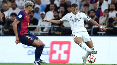 Ronald Araújo, em açã pelo Barcelona. (Foto de Yasser Bakhsh/Getty Images)