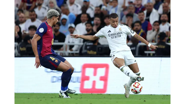 Ronald Araújo, em açã pelo Barcelona. (Foto de Yasser Bakhsh/Getty Images)
