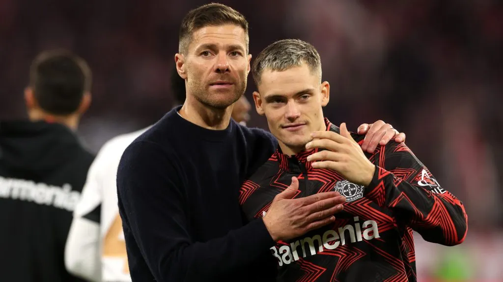 Xabi Alonso e Florian Wirtz em jogo do Bayer Leverkusen. Foto: Alexander Hassenstein/Getty Images