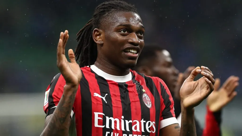 Rafael Leão, alvo do Chelsea, com a camisa preta e vermelha, do Milan. (Photo by Marco Luzzani/Getty Images)