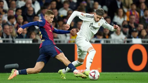 Federico Valverde é marcado por Fermin Lopez durante El Clásico Foto de Angel Martinez/Getty Images)