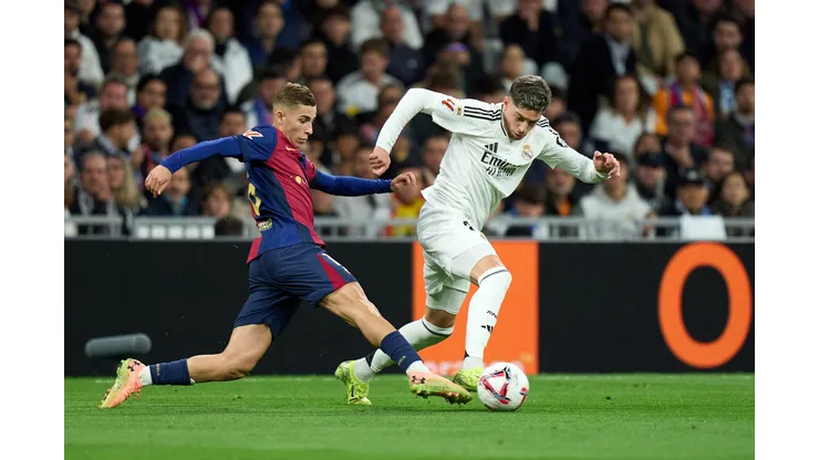Federico Valverde é marcado por Fermin Lopez durante El Clásico Foto de Angel Martinez/Getty Images)
