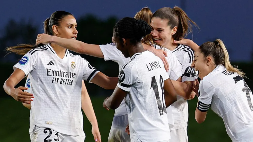 Jogadoras do Real Madrid comemoram gol sobre o Madrid CF