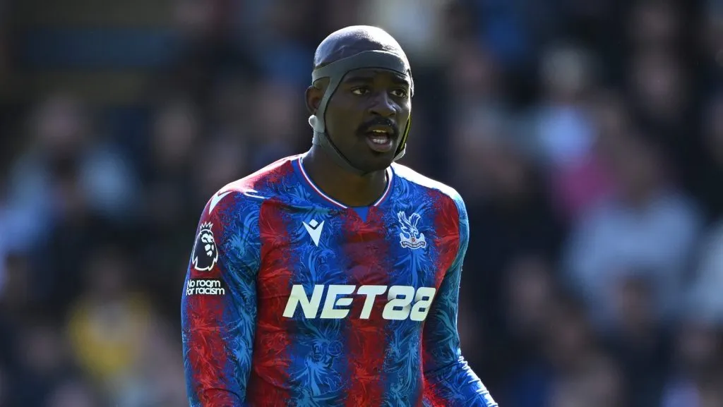 Jean-Philippe Mateta, do Crystal Palace, observa o jogo durante a partida da Premier League entre Crystal Palace FC e Brighton &amp; Hove Albion FC no Selhurst Park, em 5 de abril de 2025, em Londres, Inglaterra. (Foto de Mike Hewitt/Getty Images)