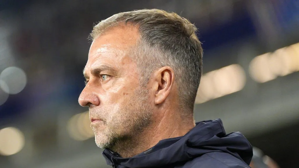 Hansi Flick, técnico do FC Barcelona, observa antes da partida de ida das quartas de final da UEFA Champions League 2024/25 entre FC Barcelona e Borussia Dortmund no Estadi Olímpic Lluís Companys em 09 de abril de 2025, em Barcelona, Espanha. (Foto de Pedro Salado/Getty Images)