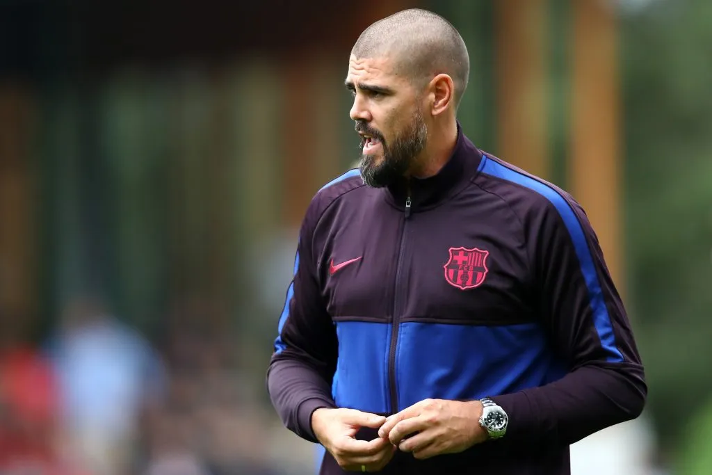 Victor Valdés, técnico do time Sub-19 do FC Barcelona, dá instruções aos seus jogadores à beira do campo durante a partida da Otten Cup entre PSV Eindhoven e FC Barcelona, realizada em De Herdgang, o centro de treinamento e campo da academia de jovens do PSV Eindhoven, em 17 de agosto de 2019, em Eindhoven, Países Baixos. (Foto de Dean Mouhtaropoulos/Getty Images)