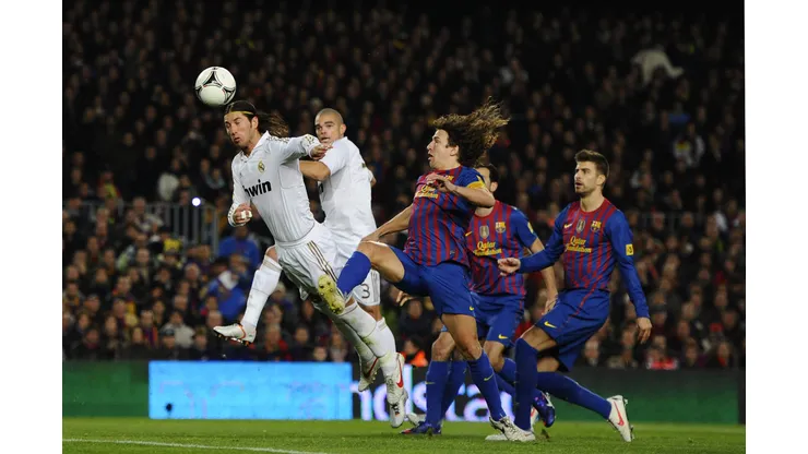 Real Madrid e Barcelona se enfrentam novamente em uma final histórica da Copa Del Rey, celebrando a tradição e a rivalidade que moldaram o futebol espanhol. (Foto de David Ramos/Getty Images)