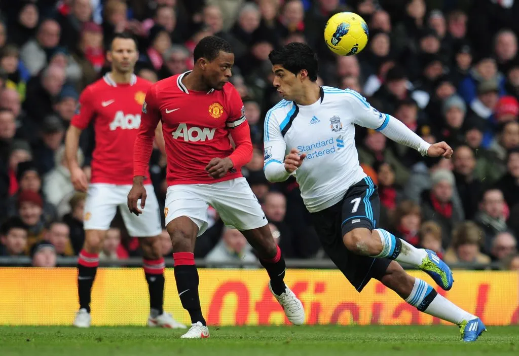 Evra e Suárez em disputa na Premier League (Photo by Shaun Botterill/Getty Images)