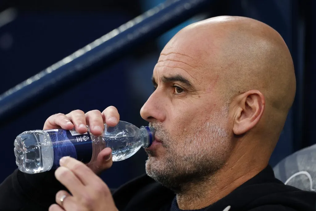 Guardiola tomando água