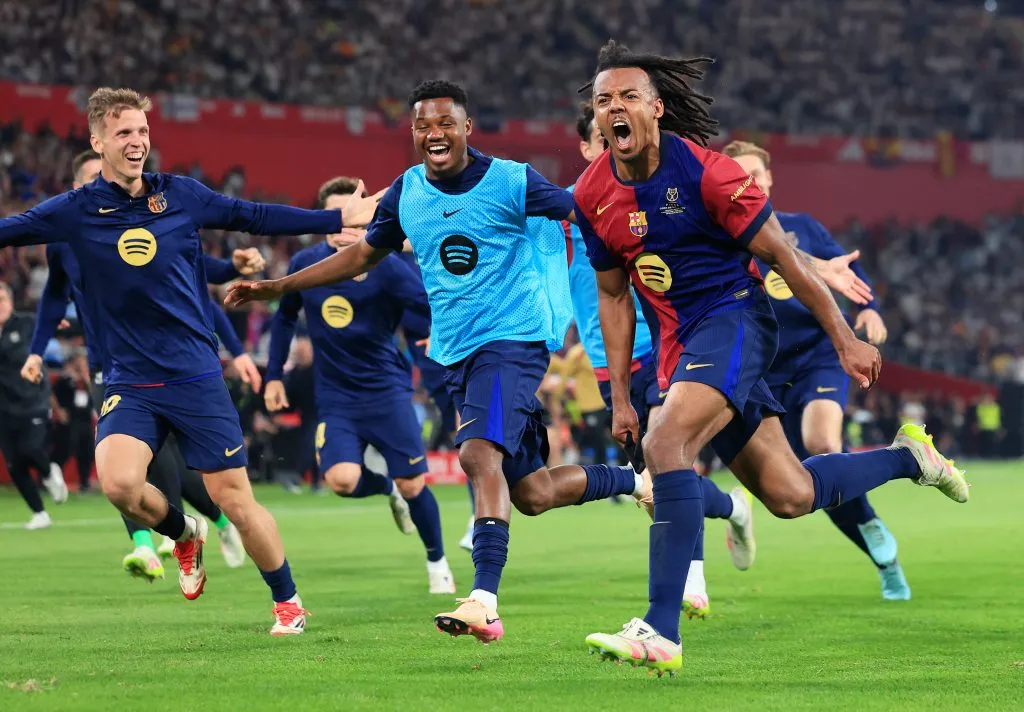 Jules Koundé, do FC Barcelona, celebra o gol de sua equipe com os companheiros durante a final da Copa del Rey entre FC Barcelona e Real Madrid no Estádio de La Cartuja, em Sevilha, Espanha, em 26 de abril de 2025. (Foto de Fran Santiago/Getty Images)