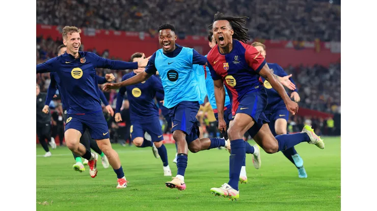 Jules Koundé, do FC Barcelona, celebra o gol de sua equipe com os companheiros durante a final da Copa del Rey entre FC Barcelona e Real Madrid no Estádio de La Cartuja, em Sevilha, Espanha, em 26 de abril de 2025. (Foto de Fran Santiago/Getty Images)
