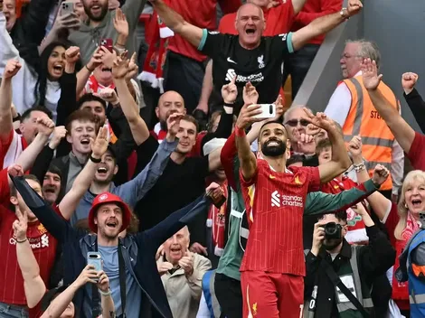 Salah tira selfie histórica com torcida do Liverpool após gol na conquista do título inglês