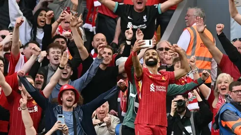 Mohamed Salah tira uma selfie com a torcida do Liverpool — Foto: Paul ELLIS / AFP