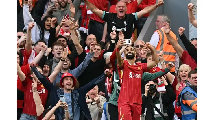Mohamed Salah tira uma selfie com a torcida do Liverpool — Foto: Paul ELLIS / AFP
