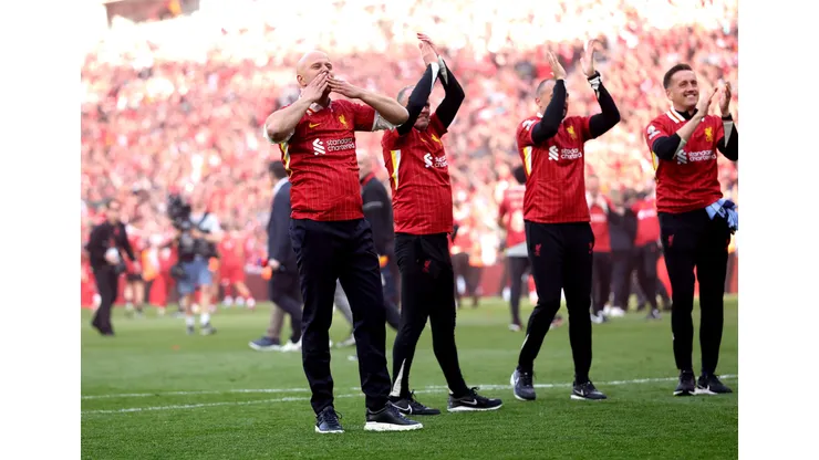 Slot homenageia Klopp e Liverpool celebra título da Premier League em Anfield lotado. (Foto de Carl Recine/Getty Images)