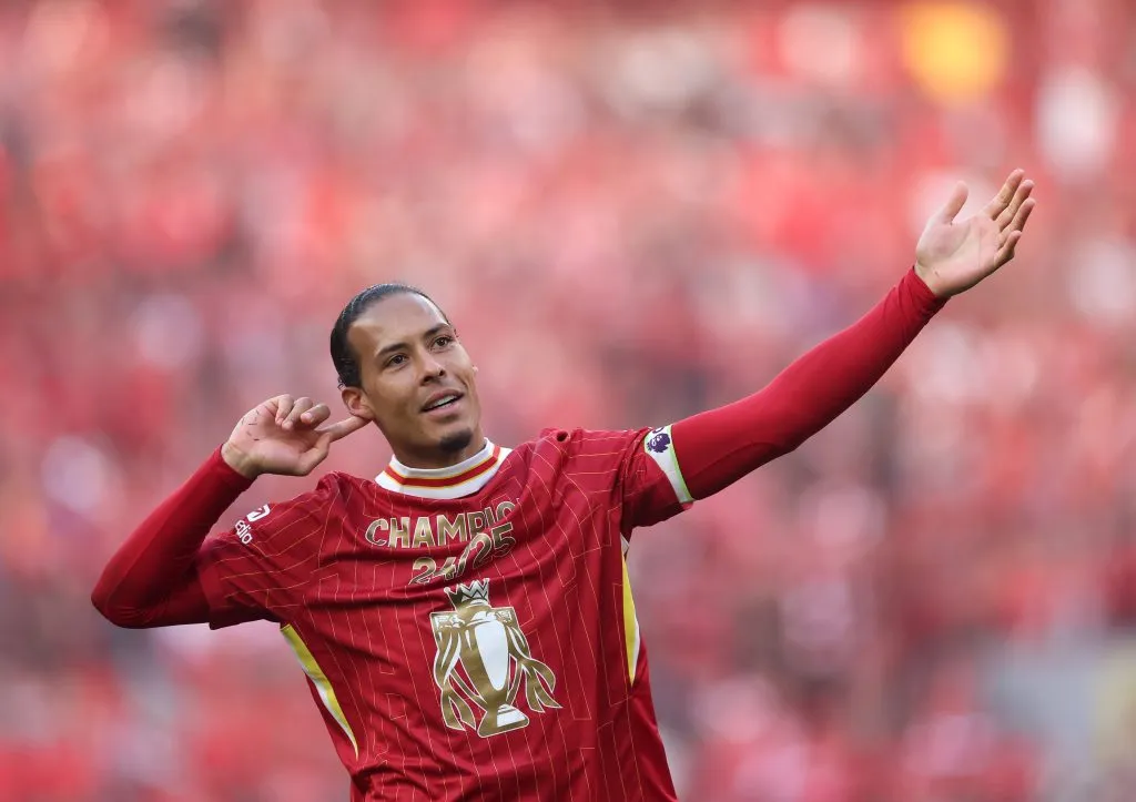 Virgil van Dijk, do Liverpool, gesticula para os torcedores enquanto comemora a vitória da equipe e a confirmação da conquista do título da Premier League após a partida entre Liverpool FC e Tottenham Hotspur FC, realizada em Anfield no dia 27 de abril de 2025, em Liverpool, Inglaterra. (Foto de Carl Recine/Getty Images)