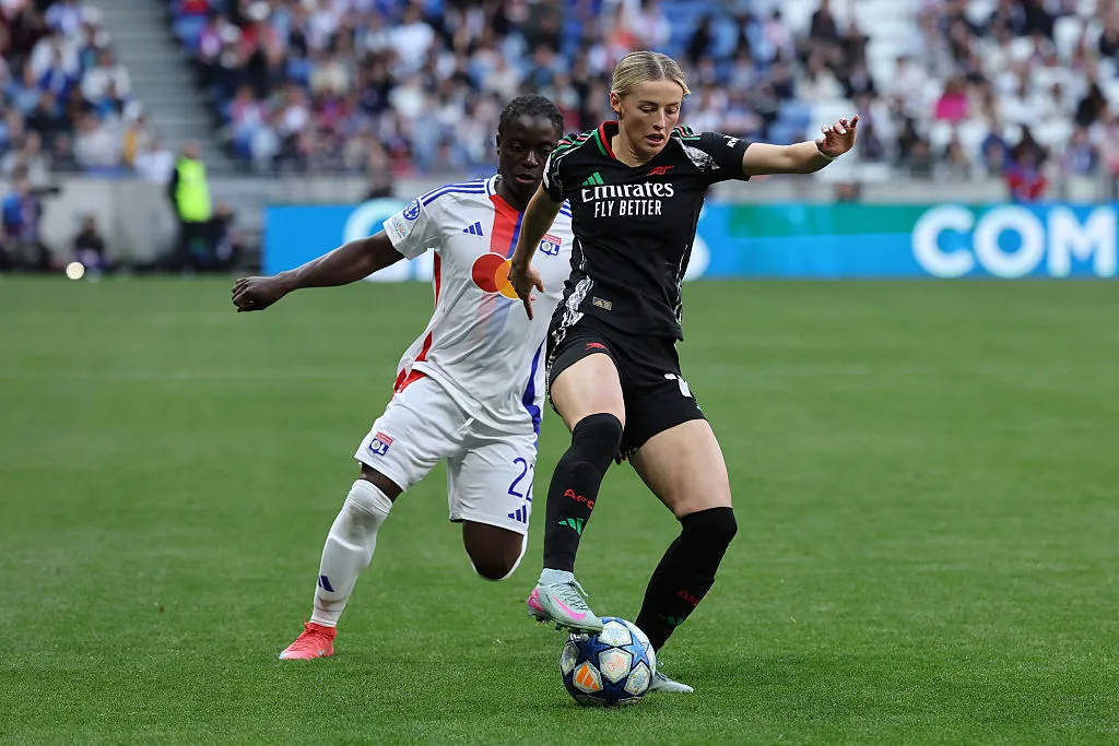 Chloe Kelly e Tabitha Chawinga disputam pela bola no duelo entre Lyon e Arsenal (Photo by Catherine Steenkeste/Getty Images)