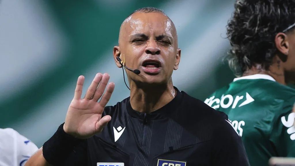 O árbitro Wilton Pareira Sampaio durante partida entre Palmeiras e Bahia no estádio Arena Allianz Parque pelo campeonato Brasileiro A 2025. Foto Ettore ChiereguiniAGIF