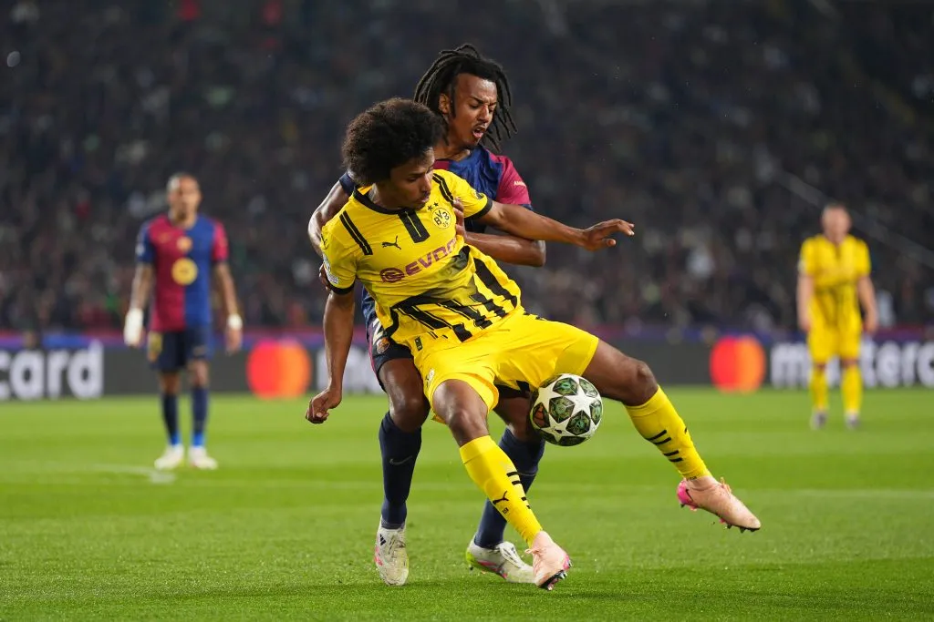Karim Adeyemi, do Borussia Dortmund, é desafiado por Jules Koundé, do FC Barcelona, durante a partida de ida das quartas de final da UEFA Champions League 2024/25 entre FC Barcelona e Borussia Dortmund no Estadi Olímpic Lluís Companys em 9 de abril de 2025, em Barcelona, Espanha. Jogador está na mira do Arsenal. (Foto de Pedro Salado/Getty Images)