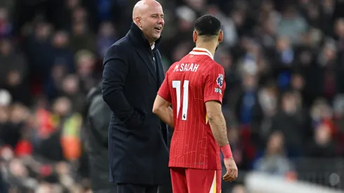 Salah e Arne Slot juntos em campo (Photo by Gareth Copley/Getty Images)