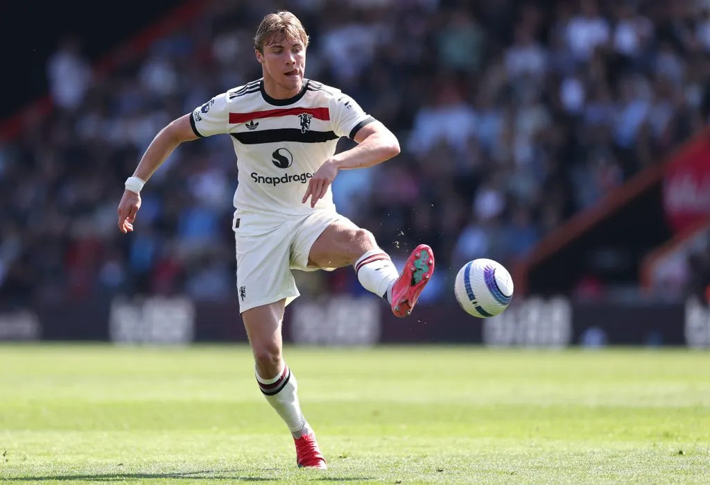 Rasmus Hojlund dominando bola